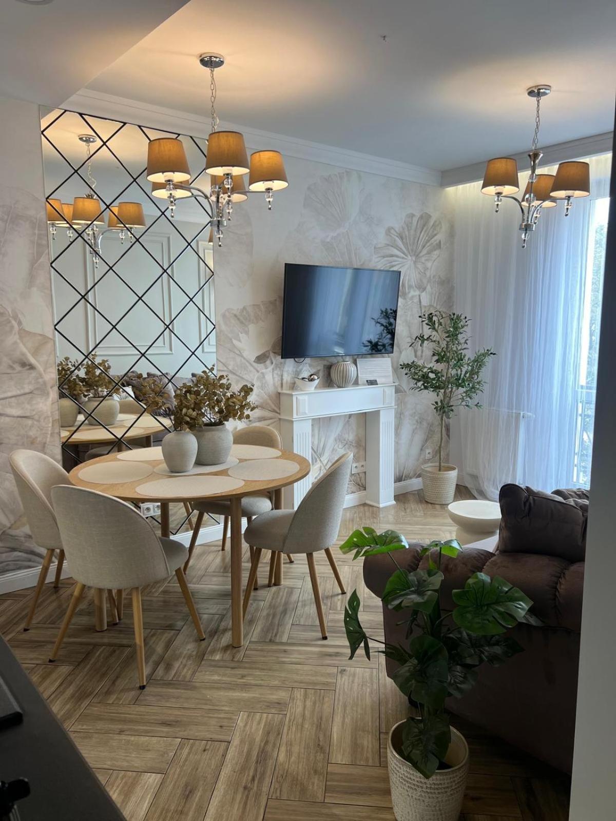 Family & Business Sauna Apartments Plac Wolnosci Centrum Downtow, - Piekny Apartament - 5 Bedroom With Private Sauna, Bath With Hydromassage, Parking, Catering Options Kielce Esterno foto